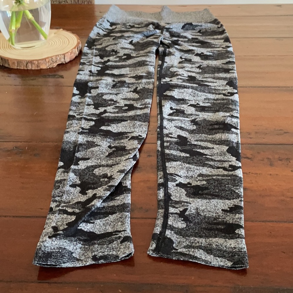 Very cute camo booty enhancing gathered legging